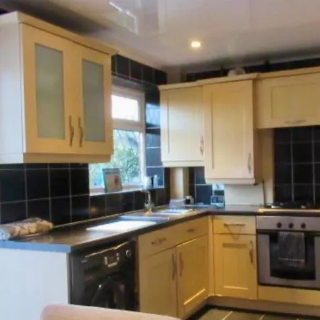 Detached 3 Bedroom Corner House Sleeps Up To 7 Welcomes Contractors & Longer Term Bookings شقة *