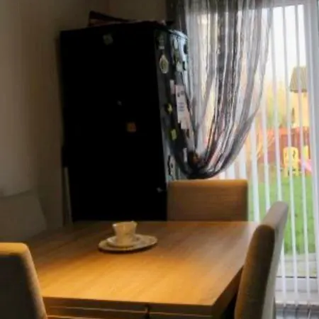 Detached 3 Bedroom Corner House Sleeps Up To 7 Welcomes Contractors & Longer Term Bookings
