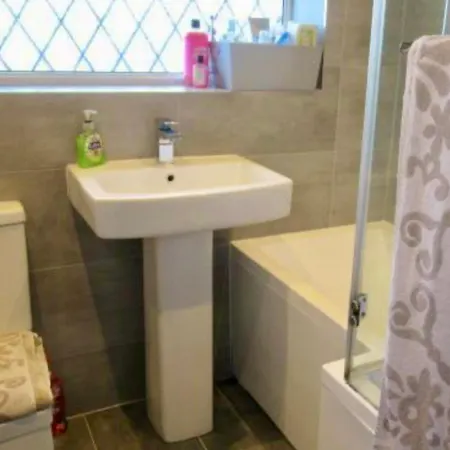 شقة Detached 3 Bedroom Corner House Sleeps Up To 7 Welcomes Contractors & Longer Term Bookings *