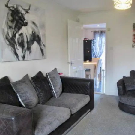 Detached 3 Bedroom Corner House Sleeps Up To 7 Welcomes Contractors & Longer Term Bookings ليدز