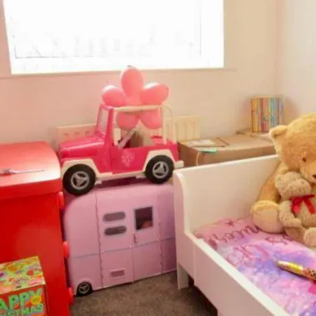 Detached 3 Bedroom Corner House Sleeps Up To 7 Welcomes Contractors & Longer Term Bookings ليدز