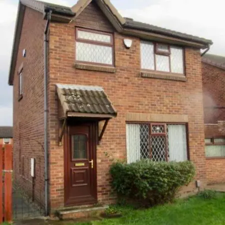 Detached 3 Bedroom Corner House Sleeps Up To 7 Welcomes Contractors & Longer Term Bookings *